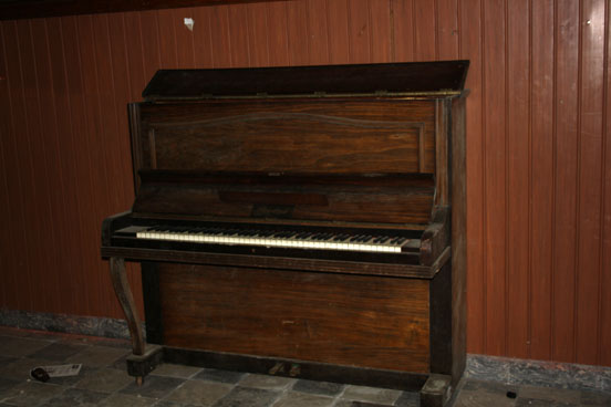Doel 2011 achtergebleven piano van het jongerenhuis