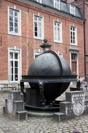 The Celestial Globe in binnentuin Atrecht college
