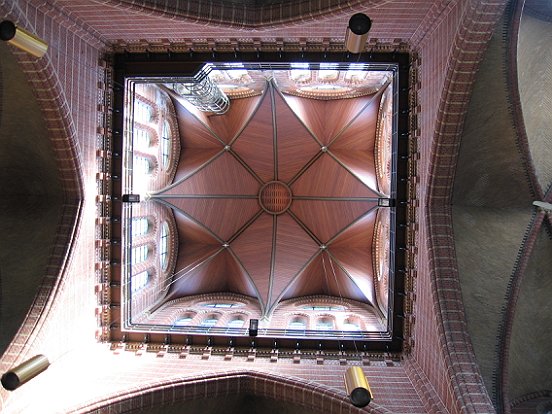 De onderkant van de grote toren van de St. Petruskerk