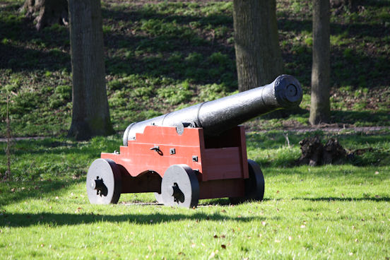 Kanon bij het Mauritshuis